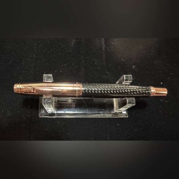 Monteverde Invincia Fountain Pen - Rose Gold Trim - 1.1mm Stub Nib - Picture 2 of 5